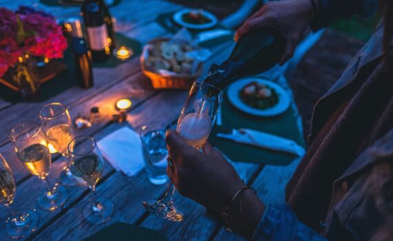 Mangiare dopo le 21:00? Gli esperti rivelano i danni che provoca al corpo