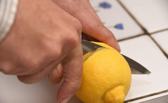Cucina e Bagno: Questo agrume combatte la muffa e assorbe l'Umidità