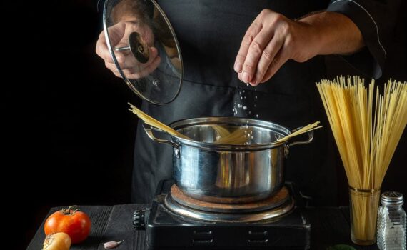 Il sale danneggia la salute anche con pressione normale: i risultati dello studio