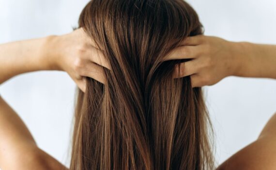 Perdita dei capelli in autunno: cause e rimedi efficaci