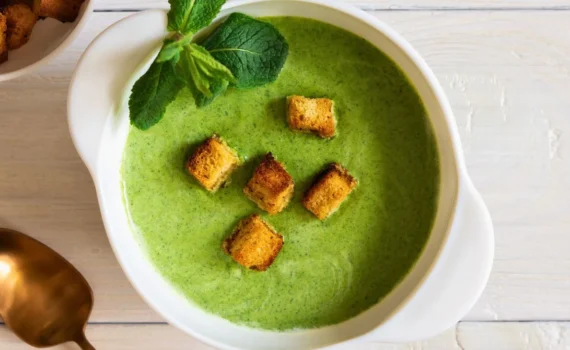 Vellutata di piselli: il segreto per renderla irresistibile con due ingredienti speciali