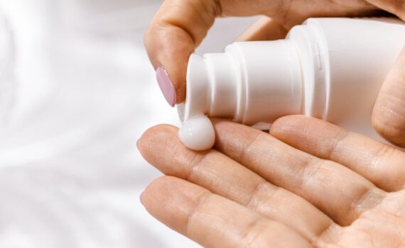 Balsamo naturale fai da te: il rimedio perfetto per mani screpolate