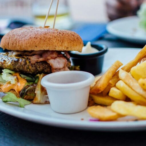Il consumo eccessivo di fast food danneggia il fegato: provoca più cirrosi dell'alcol