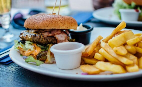 Il consumo eccessivo di fast food danneggia il fegato: provoca più cirrosi dell'alcol