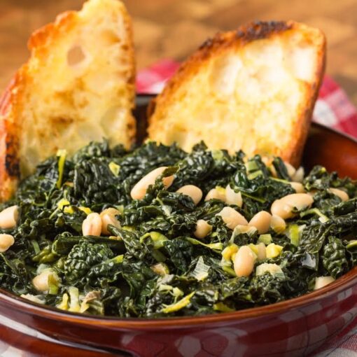 Zuppa di Cavolo Nero e Fagioli: Cremosa, Nutriente e Perfetta per l’Inverno