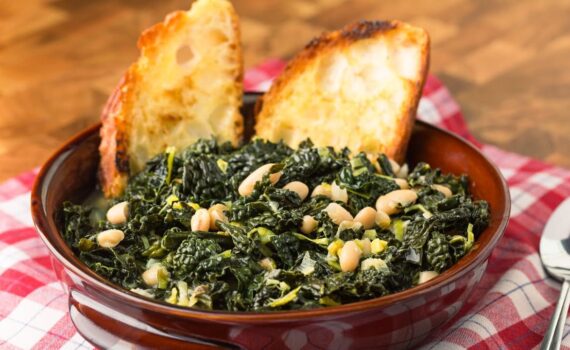 Zuppa di Cavolo Nero e Fagioli: Cremosa, Nutriente e Perfetta per l’Inverno