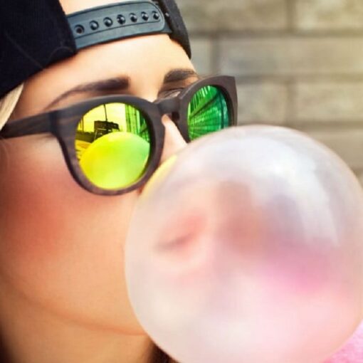 Mangiare chewing gum può farti ingerire migliaia di microplastiche