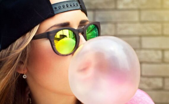 Mangiare chewing gum può farti ingerire migliaia di microplastiche