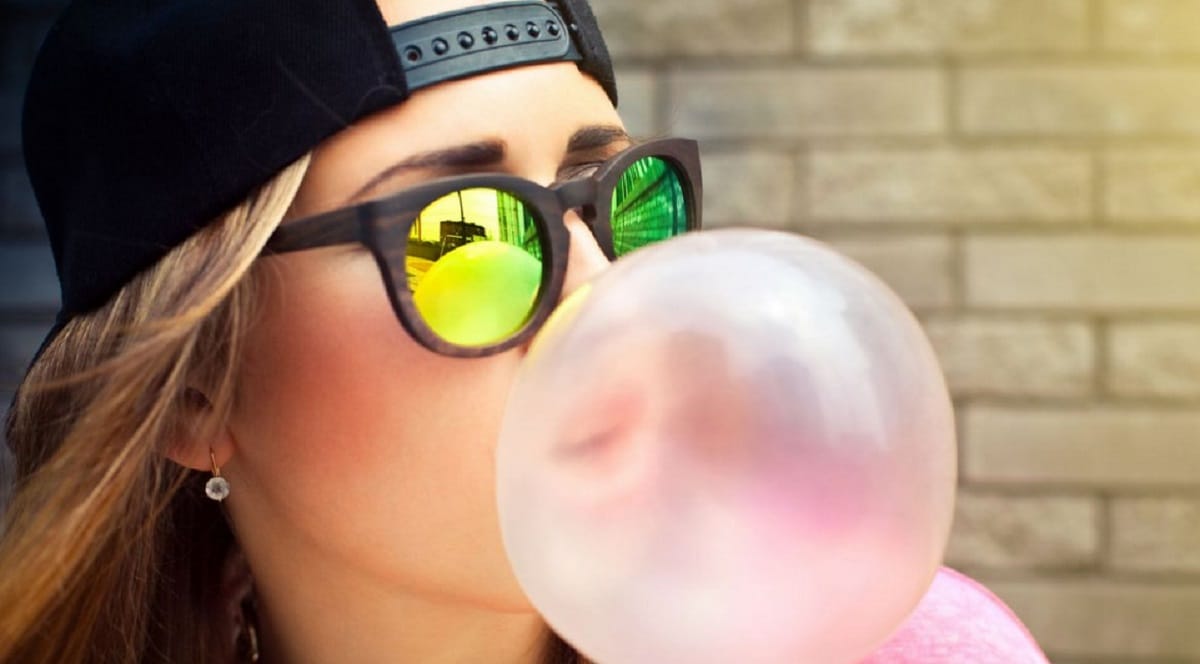 Mangiare chewing gum può farti ingerire migliaia di microplastiche