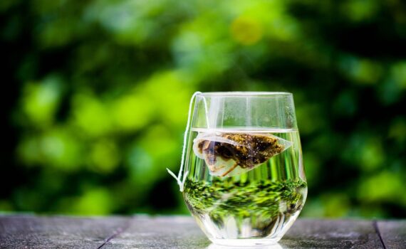 Il tè e gli infusi: purificano l’acqua e proteggono la salute