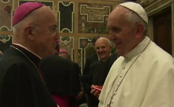 L’ex arcivescovo Viganò accusa Papa Francesco: "Ha distrutto la Chiesa, renderà conto dei suoi crimini"