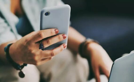 Il cervello ringrazia il digitale: meno rischio di demenza per chi ha usato Internet, email e smartphone