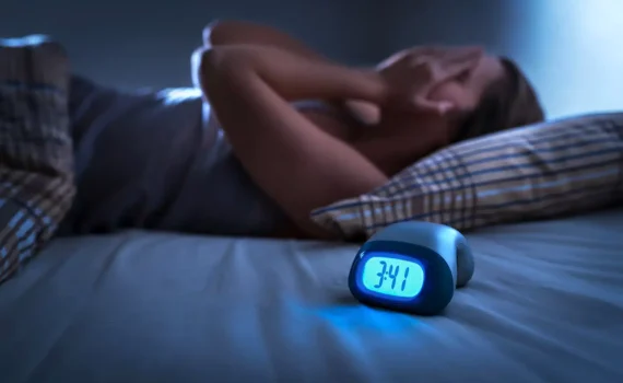 Alzheimer: Più Rischi con Poche Ore di Sonno Profondo