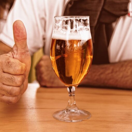 Birra analcolica per tutti: le aziende cambiano strategia