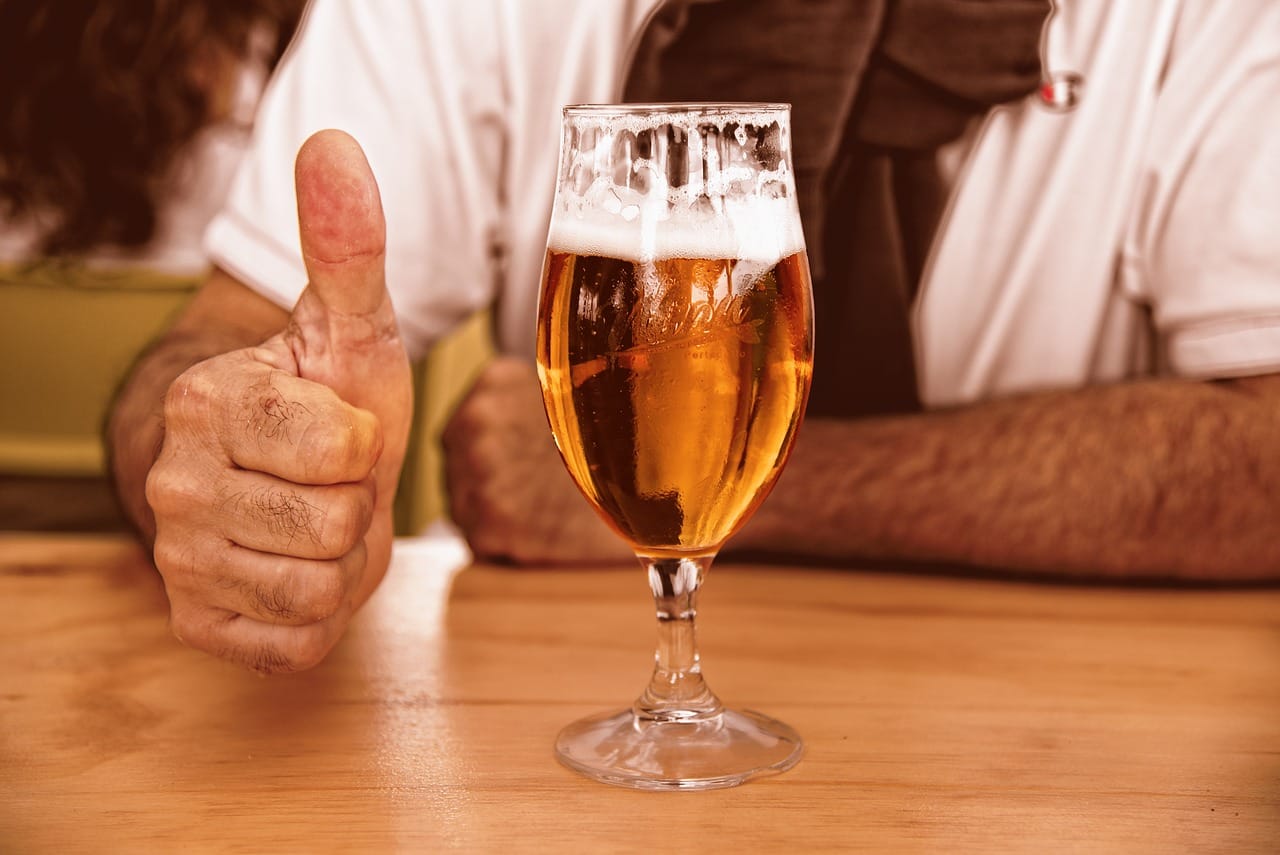 Birra analcolica per tutti: le aziende cambiano strategia