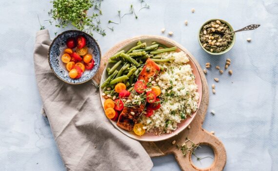 Colesterolo alto: cosa mangiare (e cosa evitare) per abbassarlo in modo naturale