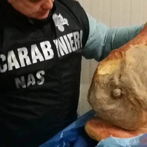 Blitz dei NAS: sequestrate oltre 6 tonnellate di salumi scaduti e rivenduti come freschi in vaschetta