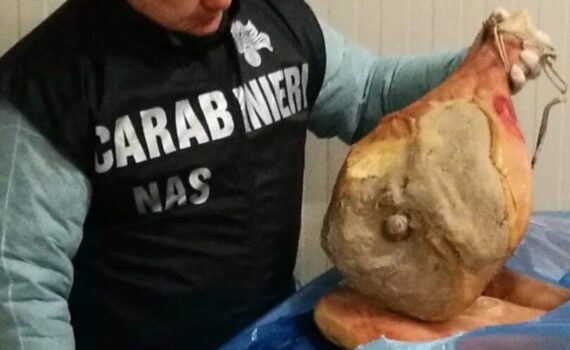 Blitz dei NAS: sequestrate oltre 6 tonnellate di salumi scaduti e rivenduti come freschi in vaschetta