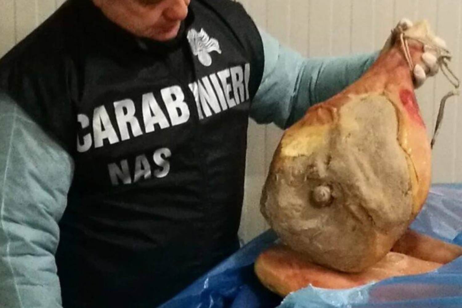 Blitz dei NAS: sequestrate oltre 6 tonnellate di salumi scaduti e rivenduti come freschi in vaschetta