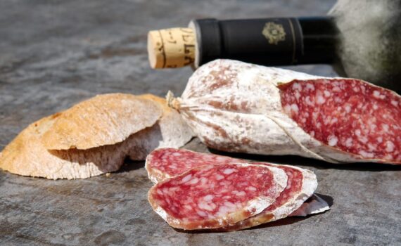 Salame ritirato dai negozi: allerta del Ministero della Salute per frammenti di spugna nel prodotto