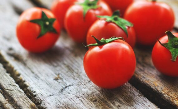 Come coltivare pomodori sani e gustosi su balcone e orto: il trucco approvato dagli esperti