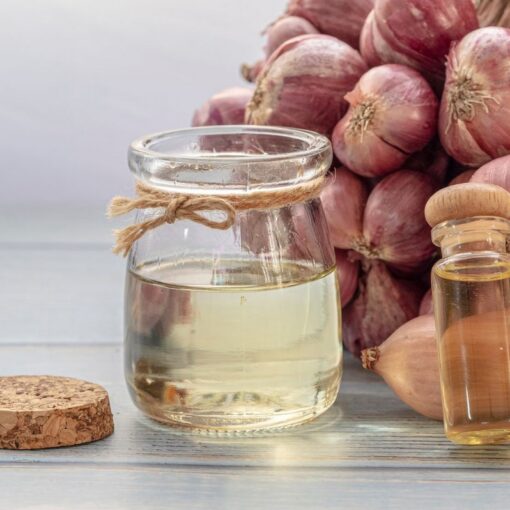 Olio di cipolla per capelli: benefici, uso corretto e ricetta fai da te