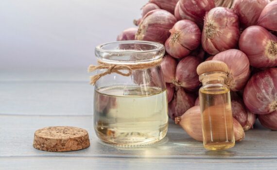 Olio di cipolla per capelli: benefici, uso corretto e ricetta fai da te