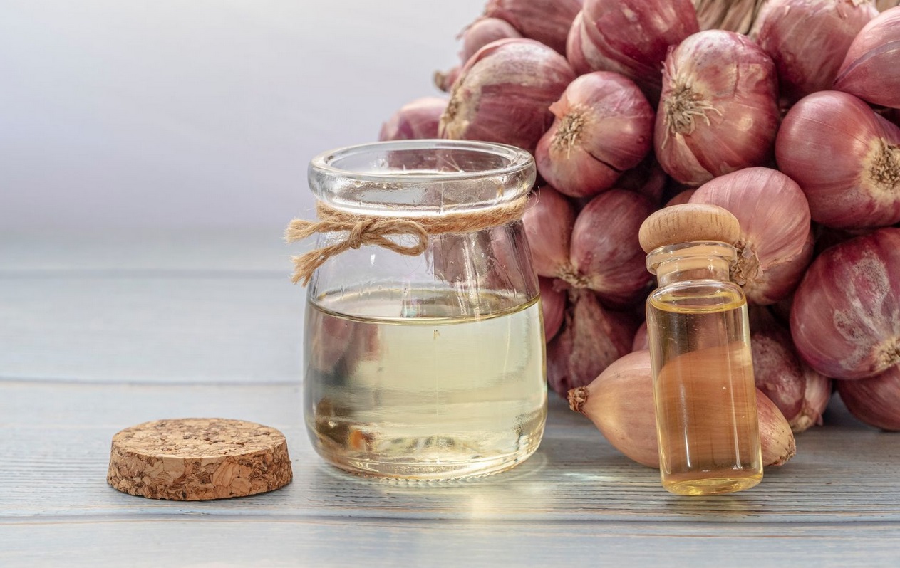 Olio di cipolla per capelli: benefici, uso corretto e ricetta fai da te