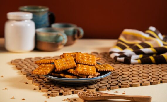 Cracker sotto accusa: elevate tracce chimiche e poche fibre nei marchi più noti