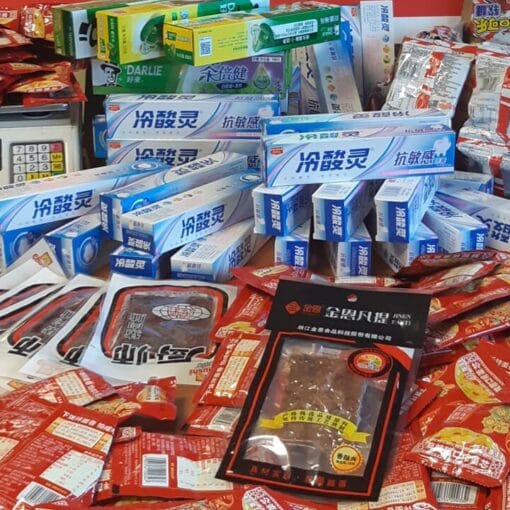 Prodotti alimentari senza etichetta e bilance fuorilegge: sequestrati oltre 1.000 articoli nei market di Prato