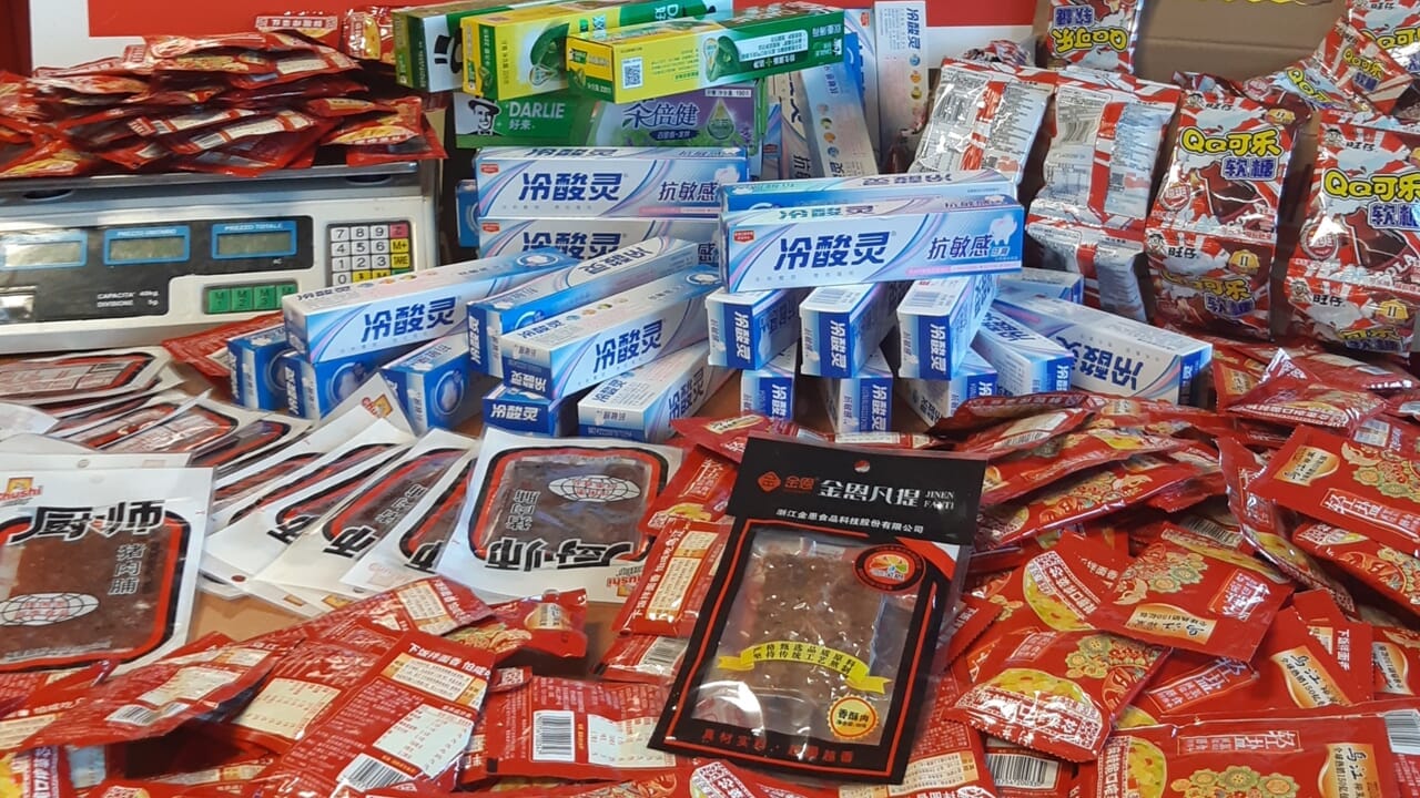 Prodotti alimentari senza etichetta e bilance fuorilegge: sequestrati oltre 1.000 articoli nei market di Prato