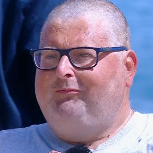 Isola dei Famosi: Adinolfi sorprende tutti per una bistecca, tatuaggi e decisioni difficili tra i naufraghi