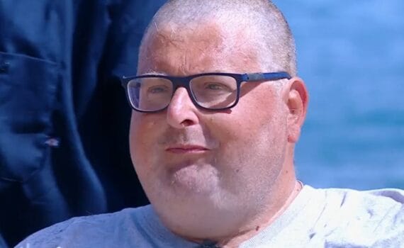 Isola dei Famosi: Adinolfi sorprende tutti per una bistecca, tatuaggi e decisioni difficili tra i naufraghi