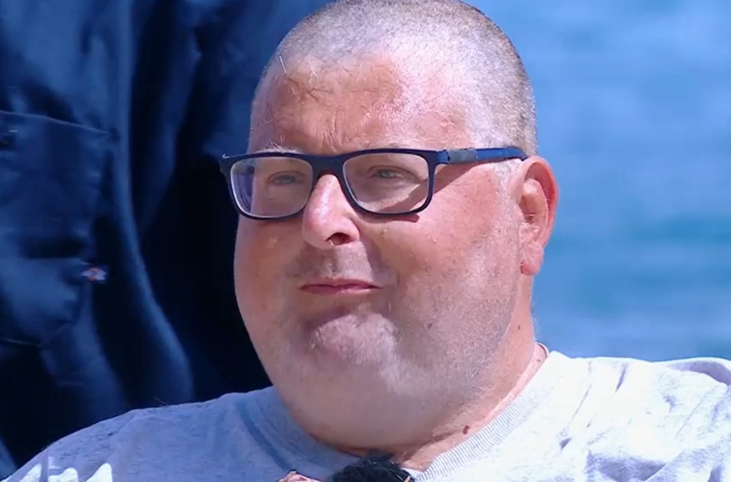 Isola dei Famosi: Adinolfi sorprende tutti per una bistecca, tatuaggi e decisioni difficili tra i naufraghi