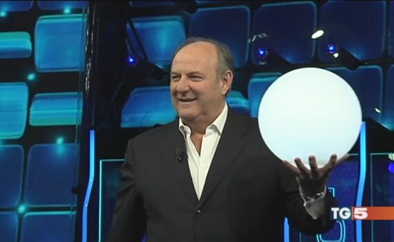 Canale 5: Gerry Scotti propone il ritorno di The Wall in alternanza con Striscia
