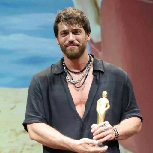 Can Yaman premiato a Rimini: tra l’amore per l’Italia e la fatica dietro Sandokan