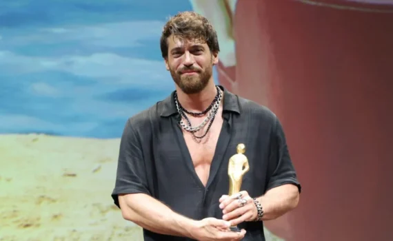 Can Yaman premiato a Rimini: tra l’amore per l’Italia e la fatica dietro Sandokan