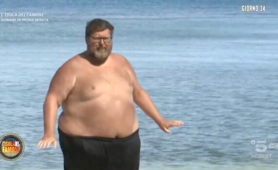 “Mario, attento che si vedono!” – La scena comica di Adinolfi all’Isola dei Famosi