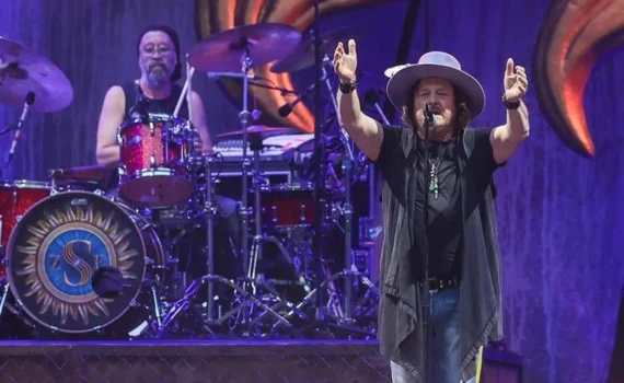 “Perché viene a rompere i cogl…?”: Zucchero attacca Jeff Bezos durante il concerto