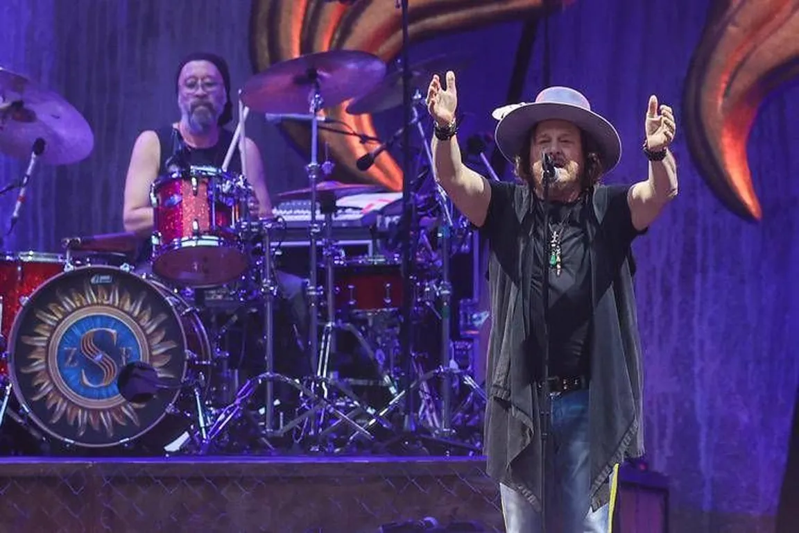 “Perché viene a rompere i cogl…?”: Zucchero attacca Jeff Bezos durante il concerto