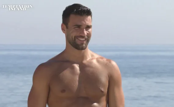 Temptation Island, Flavio Ubirti avvistato a Marina di Pietrasanta: chi era con lui?
