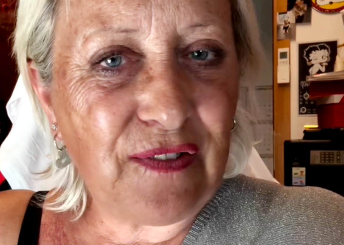 Carolyn Smith furiosa sui social: “Sto ca… che sono morta!” Dopo l’ennesima fake news sulla sua salute