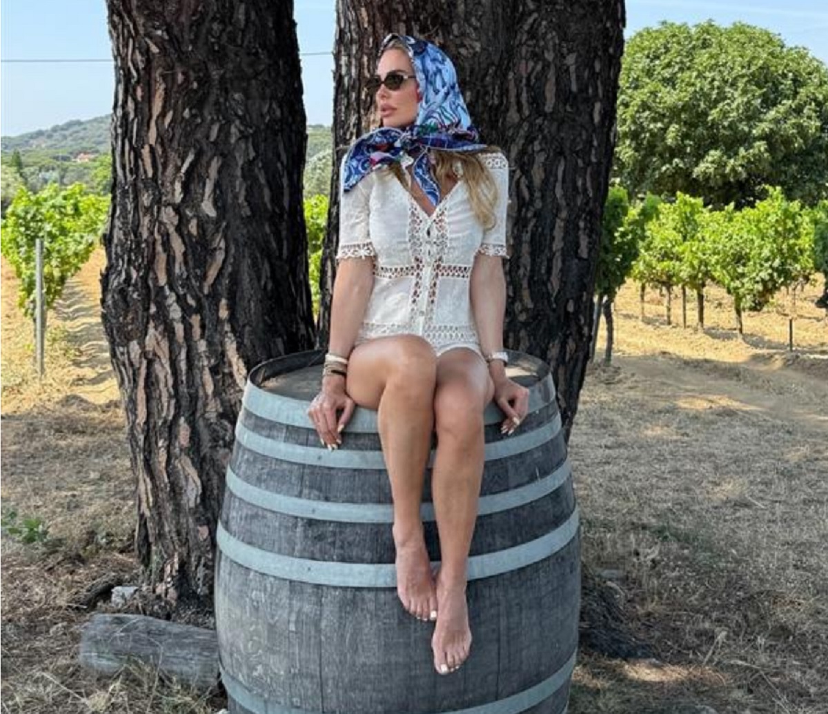Ilary Blasi e Bastian Muller innamorati in Costa Azzurra: eleganza anni '50 e vacanze da sogno a Saint-Tropez